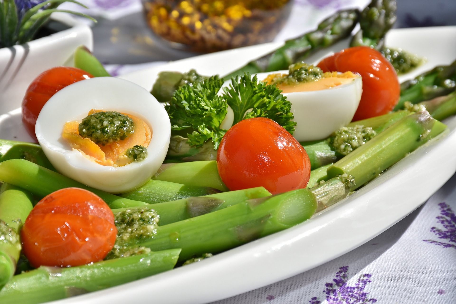 Bild på tallrik med sparris, tomat och ägg